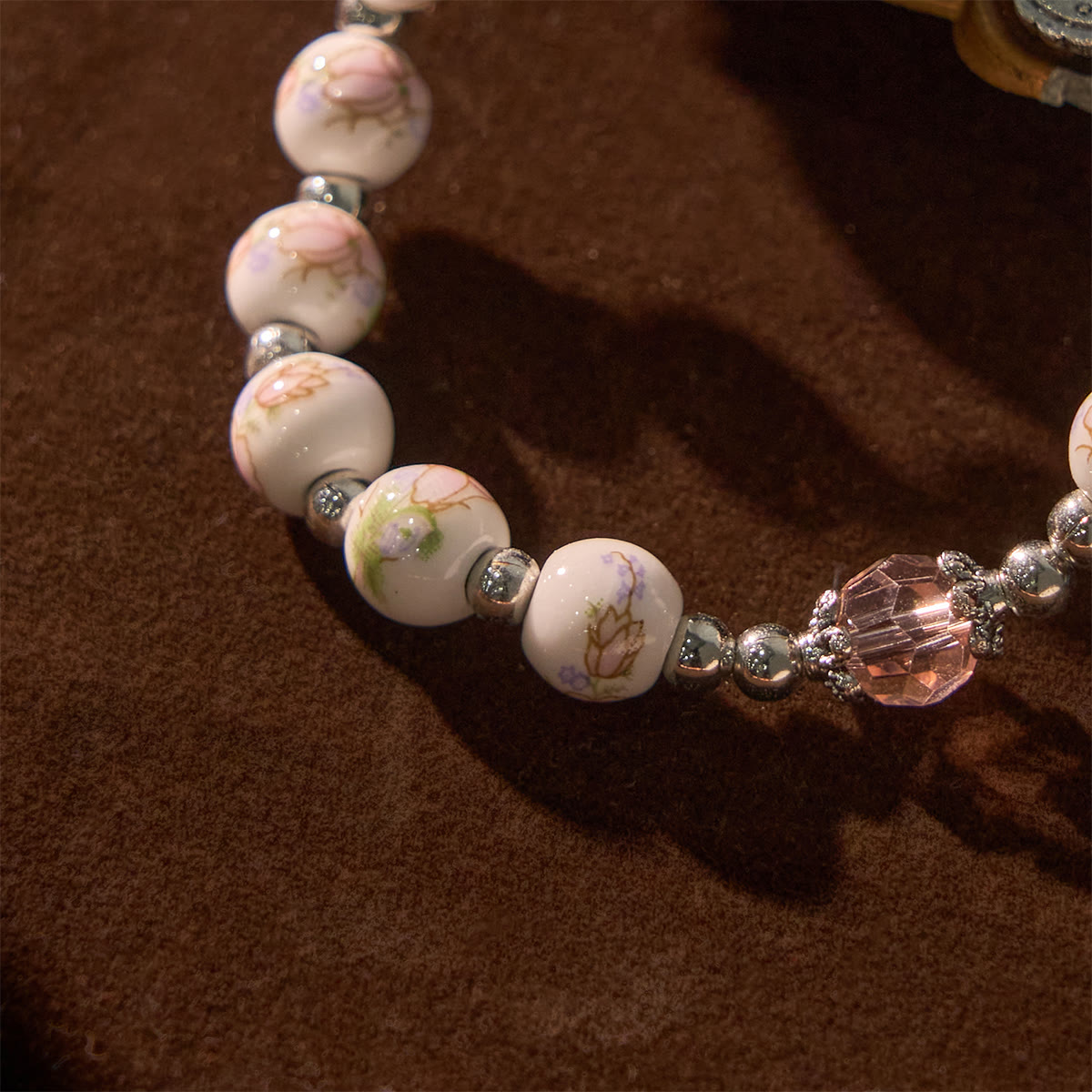 Bracciale Elasticizzato in Ceramica Floreale Multicolore con Medaglia Miracolosa e Crocifisso: Sottile Eleganza della Fede