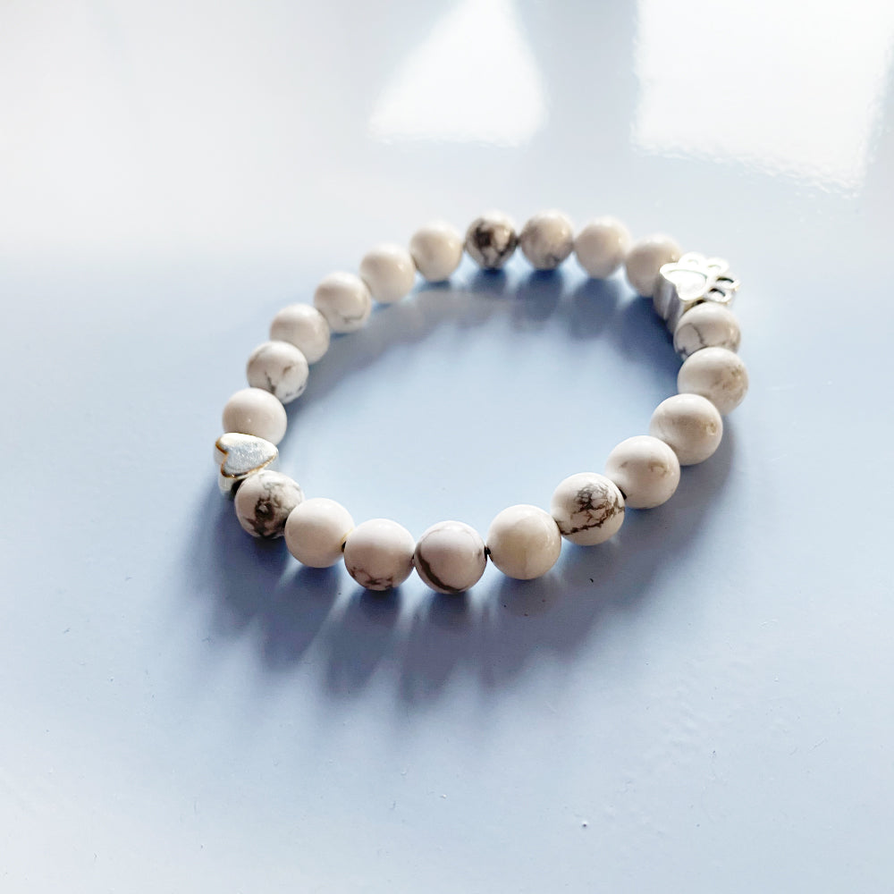 Bracciale Elastico in Pietra Bianca con Charm Zampa e Cuore
