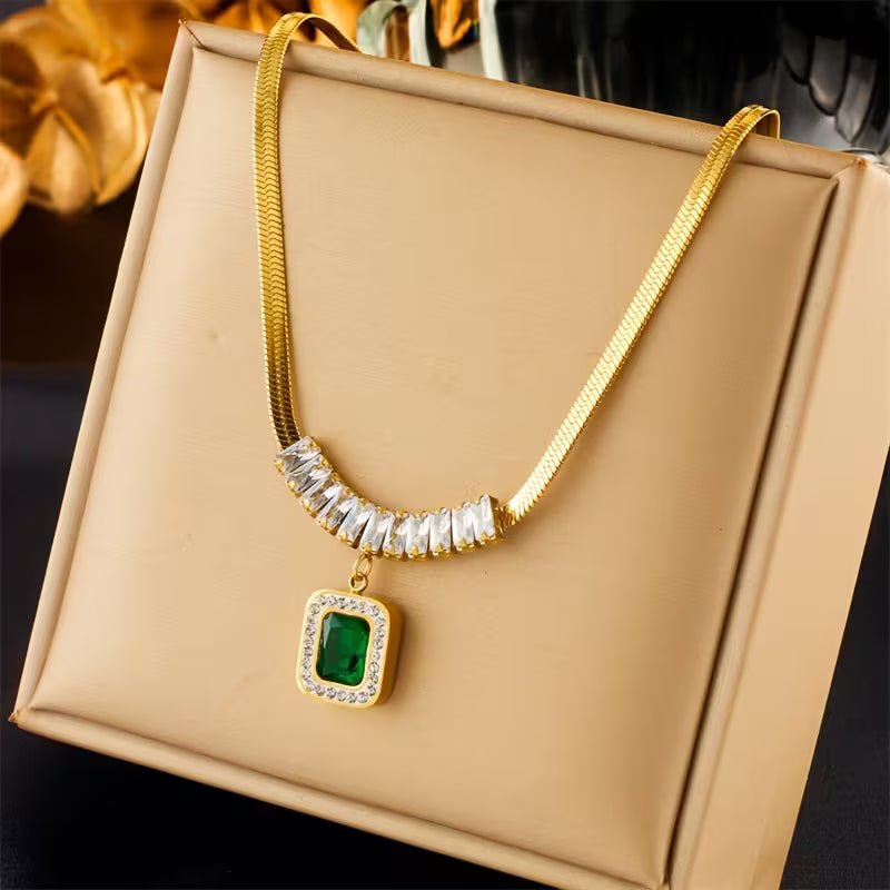 Collana Regalia Prism | Dorata con Pendente Verde Smeraldo