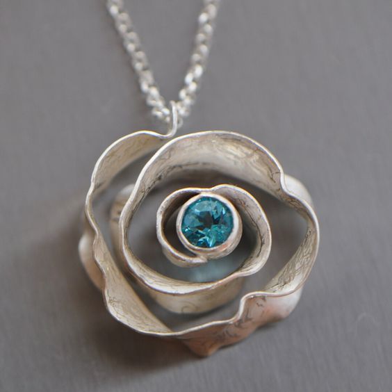 Collana in Argento con Fiore di Cristallo Blu Vintage