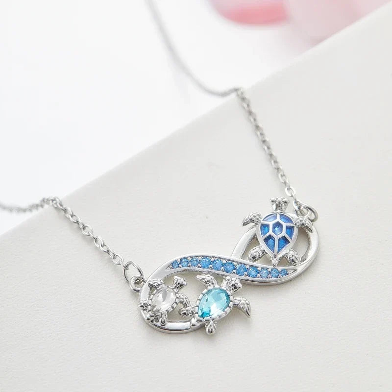 Collana Infinity con Tartarughe Marine e Crystals Blu