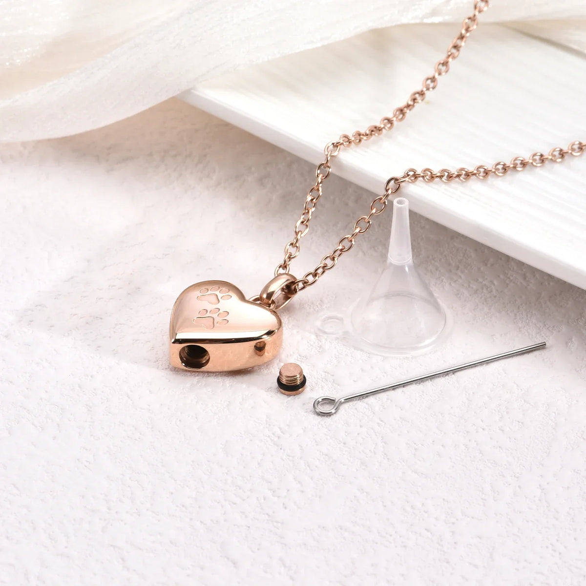 Collana Portaceneri Cuore con Zampe – In Ricordo del Tuo Animale