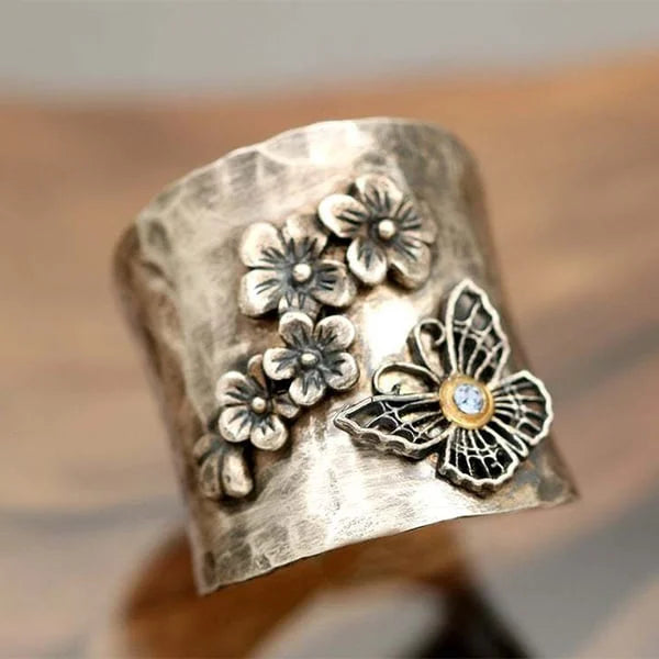 Anello a Fascia Larga con Fiori e Farfalla – Argento Anticato