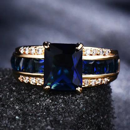 Anello in oro con zaffiro a forma quadrata