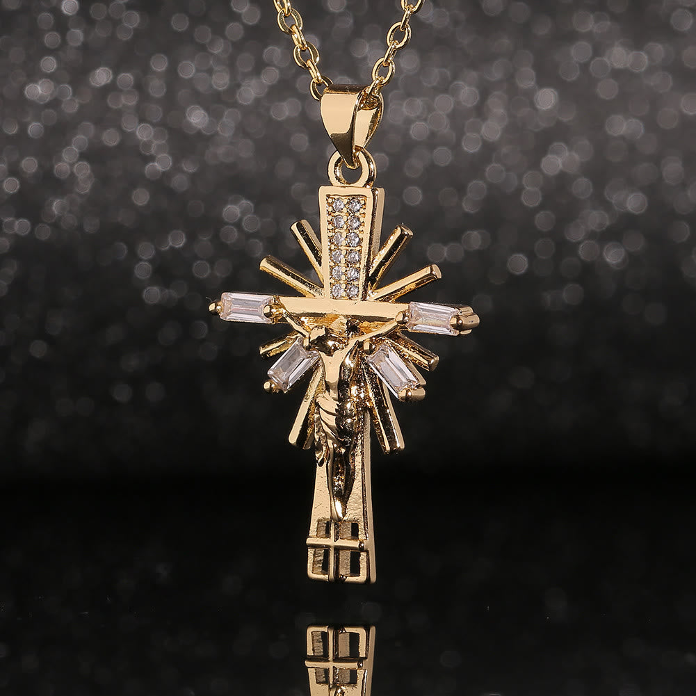 Collana con Croce Leggera in Stile Lusso con Pendente in Diamanti