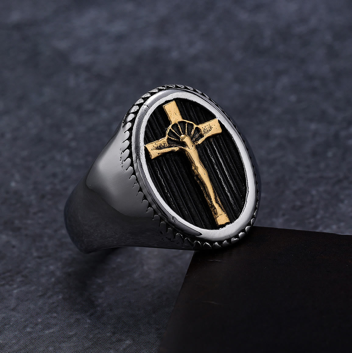 Anello in Titanio Crucifisso di Protezione e Forza Stile Retro