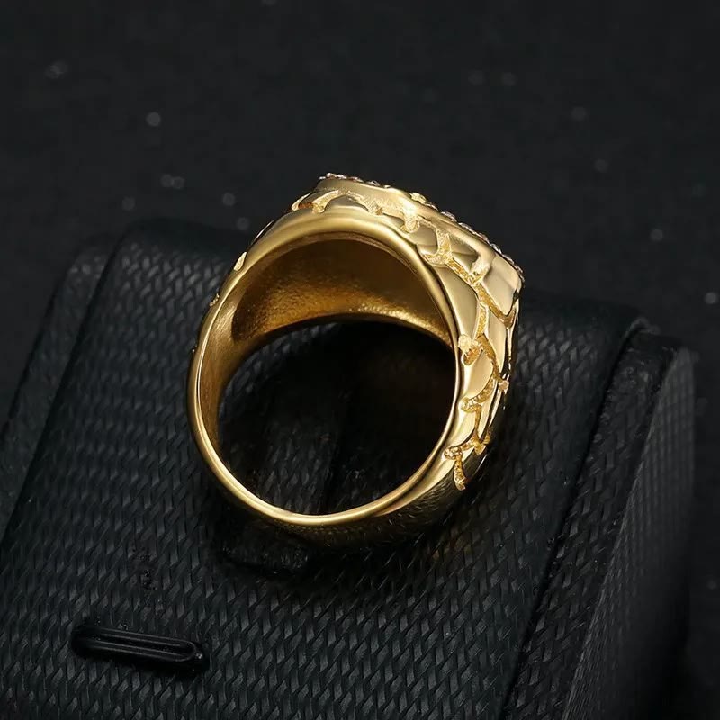 Adorna la Tua Fede: L'Anello Crocifisso con Gemme d'Oro Divino