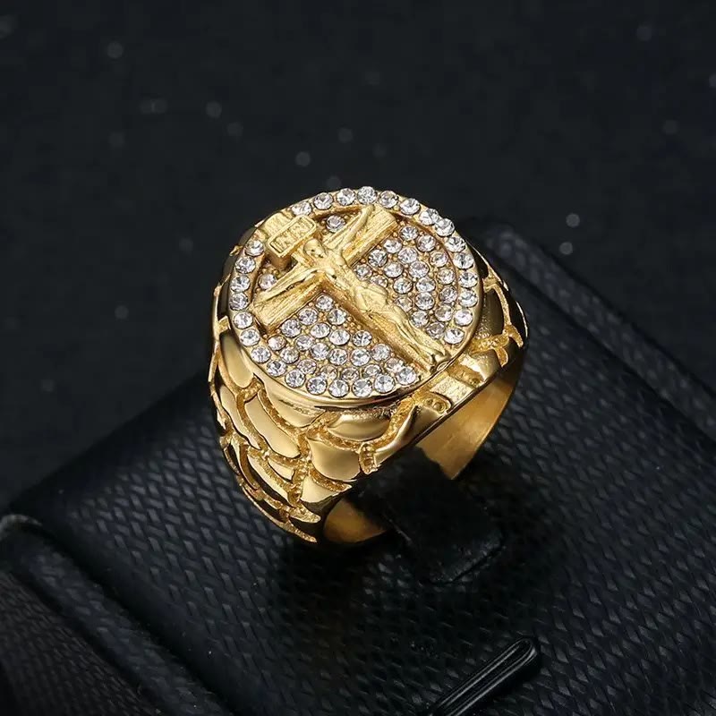 Adorna la Tua Fede: L'Anello Crocifisso con Gemme d'Oro Divino