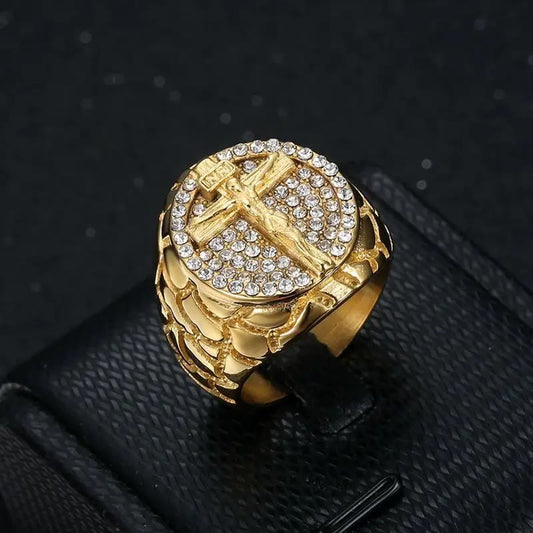 Adorna la Tua Fede: L'Anello Crocifisso con Gemme d'Oro Divino