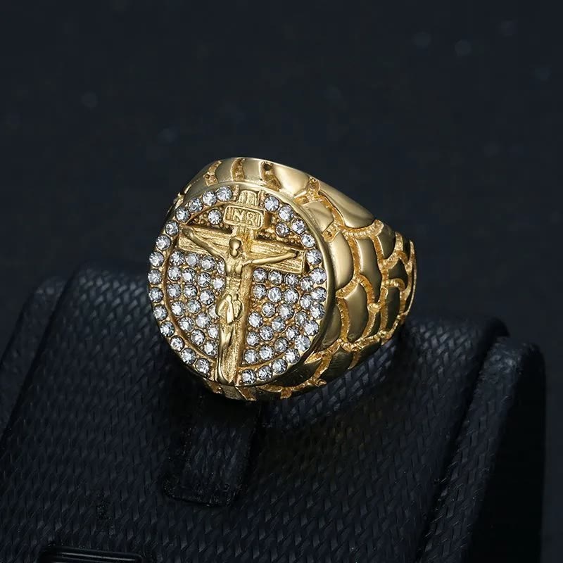 Adorna la Tua Fede: L'Anello Crocifisso con Gemme d'Oro Divino