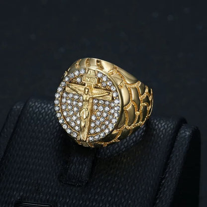 Adorna la Tua Fede: L'Anello Crocifisso con Gemme d'Oro Divino