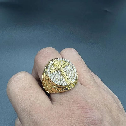Adorna la Tua Fede: L'Anello Crocifisso con Gemme d'Oro Divino