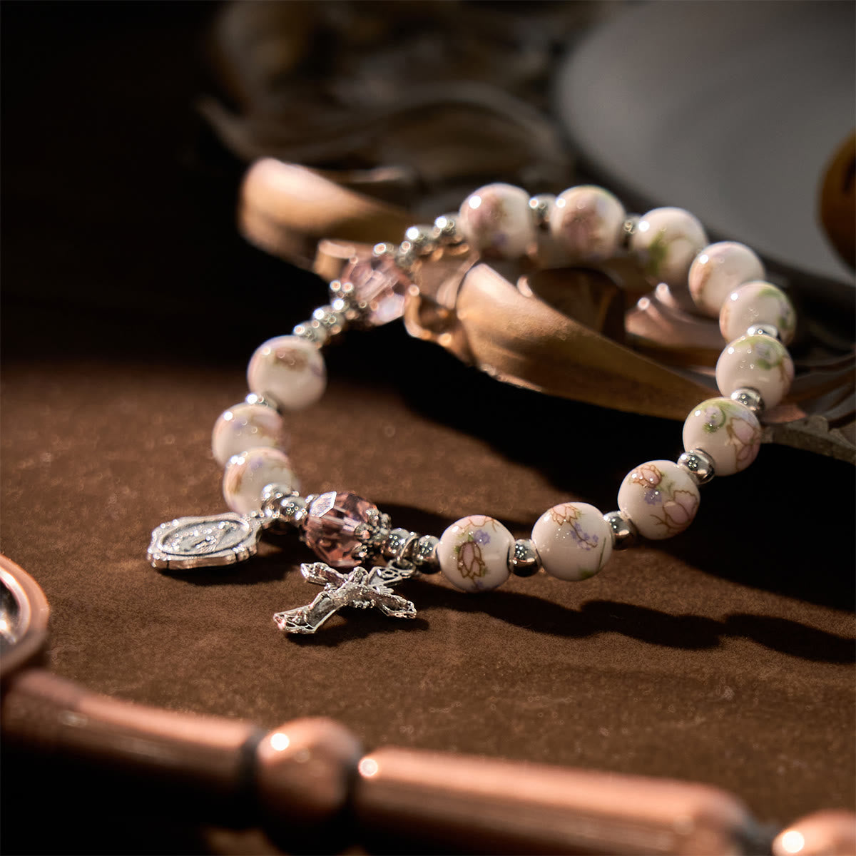 Bracciale Elasticizzato in Ceramica Floreale Multicolore con Medaglia Miracolosa e Crocifisso: Sottile Eleganza della Fede
