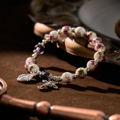 Bracciale Elasticizzato in Ceramica Floreale Multicolore con Medaglia Miracolosa e Crocifisso: Sottile Eleganza della Fede
