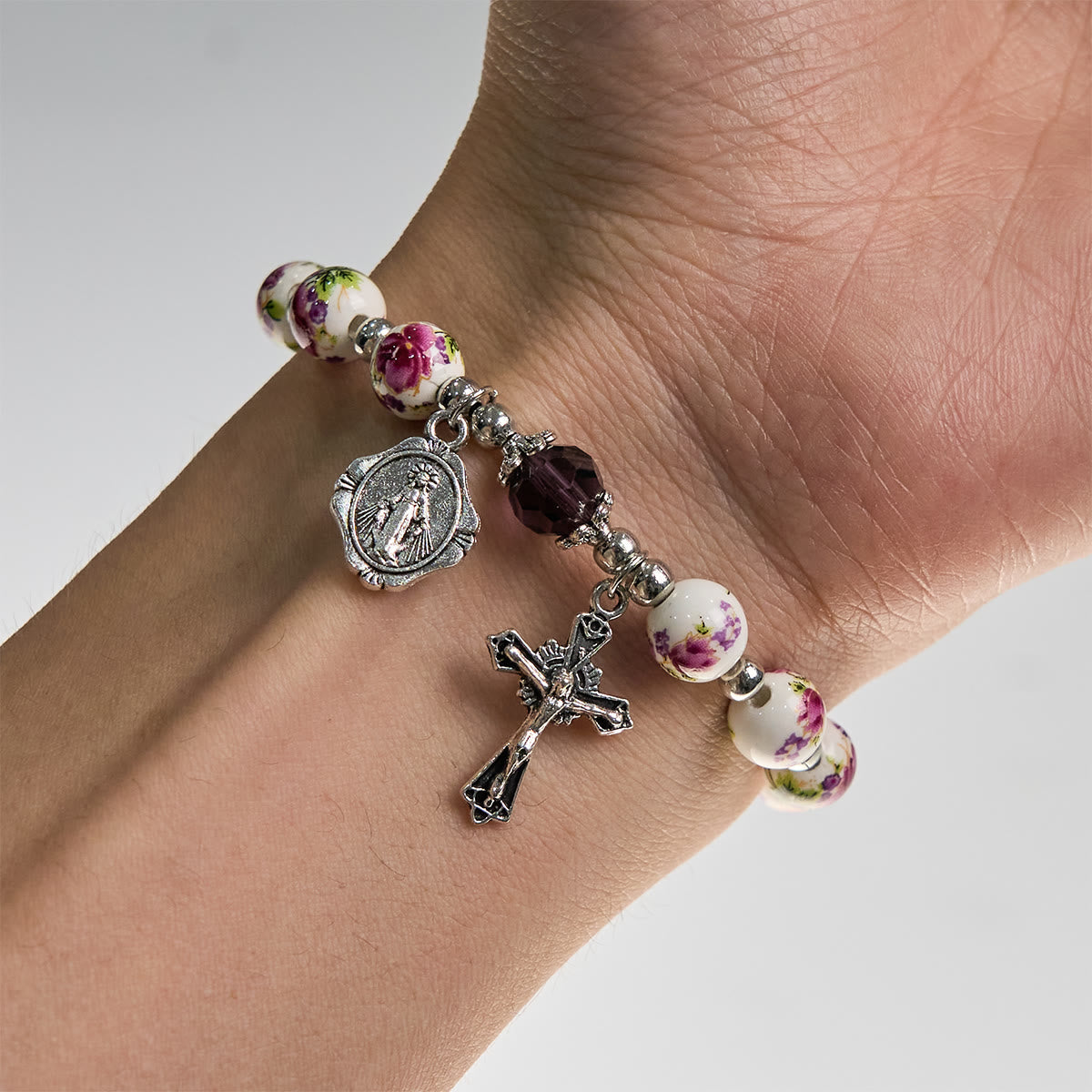 Bracciale Elasticizzato in Ceramica Floreale Multicolore con Medaglia Miracolosa e Crocifisso: Sottile Eleganza della Fede