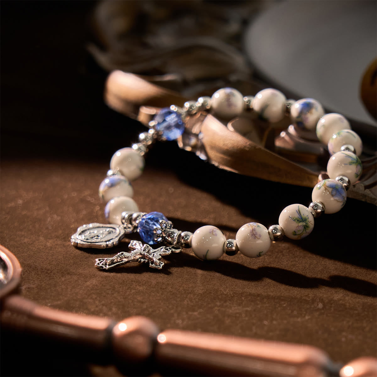 Bracciale Elasticizzato in Ceramica Floreale Multicolore con Medaglia Miracolosa e Crocifisso: Sottile Eleganza della Fede