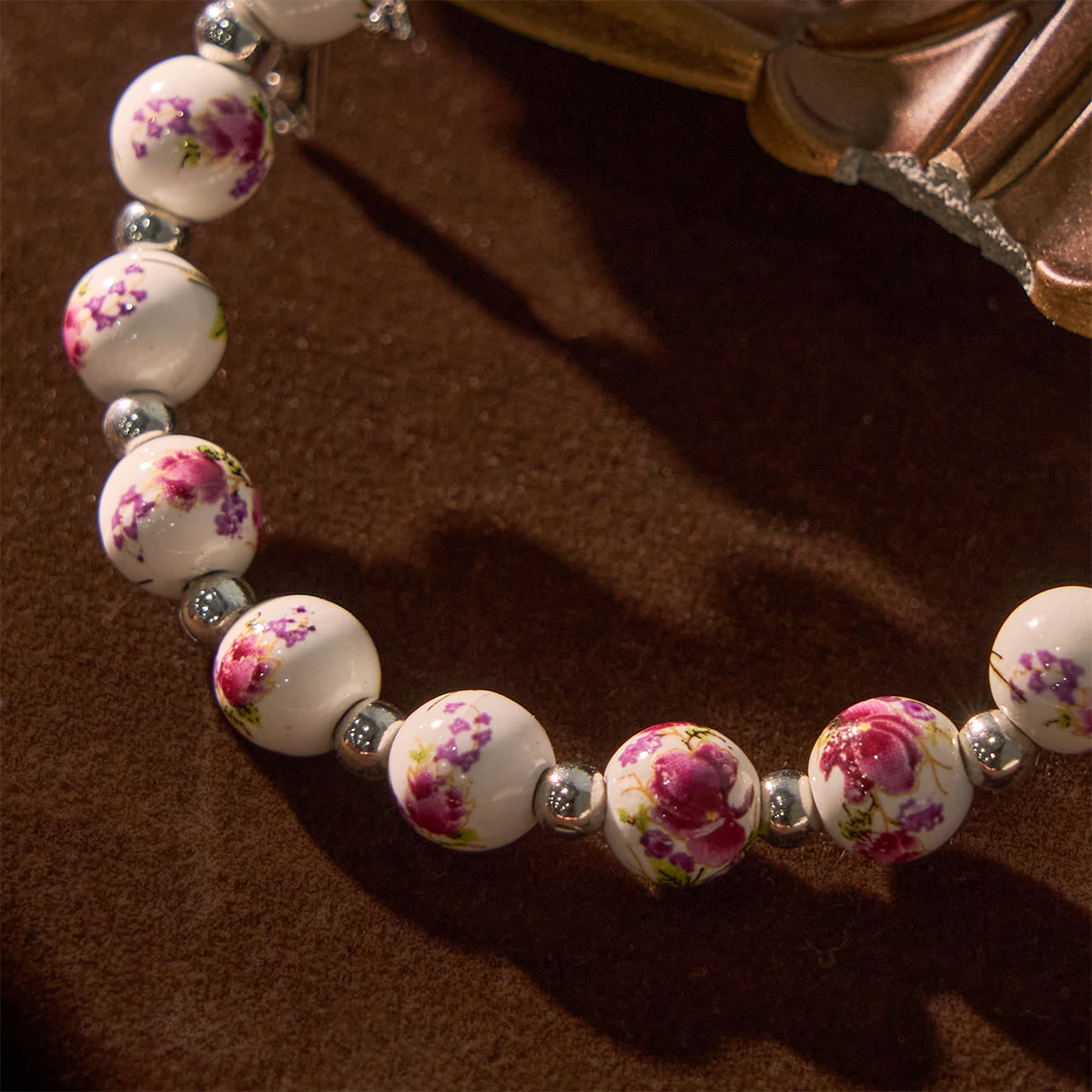 Bracciale Elasticizzato in Ceramica Floreale Multicolore con Medaglia Miracolosa e Crocifisso: Sottile Eleganza della Fede