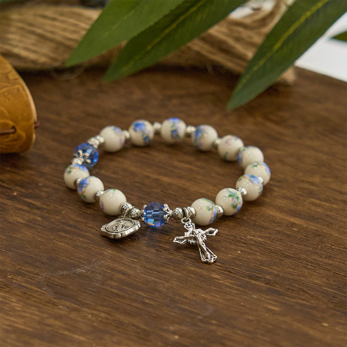Bracciale Elasticizzato in Ceramica Floreale Multicolore con Medaglia Miracolosa e Crocifisso: Sottile Eleganza della Fede