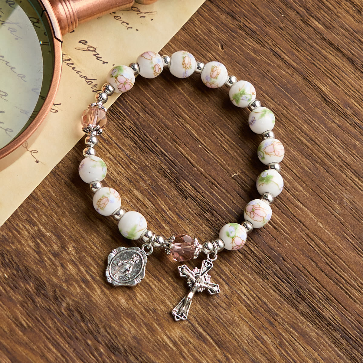 Bracciale Elasticizzato in Ceramica Floreale Multicolore con Medaglia Miracolosa e Crocifisso: Sottile Eleganza della Fede