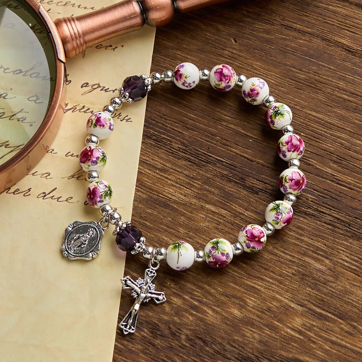 Bracciale Elasticizzato in Ceramica Floreale Multicolore con Medaglia Miracolosa e Crocifisso: Sottile Eleganza della Fede