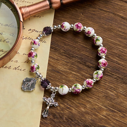 Bracciale Elasticizzato in Ceramica Floreale Multicolore con Medaglia Miracolosa e Crocifisso: Sottile Eleganza della Fede