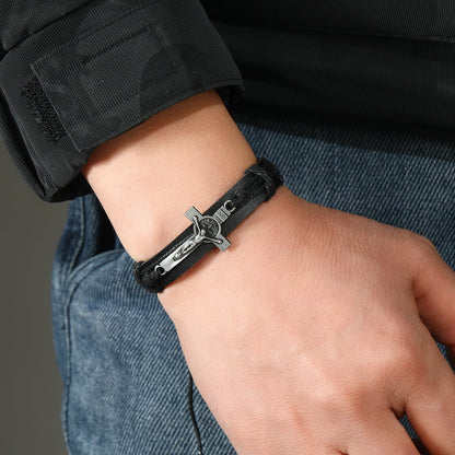 Braccialetto Regolabile in Pelle Marrone o Nera in Stile Classico con Crocifisso