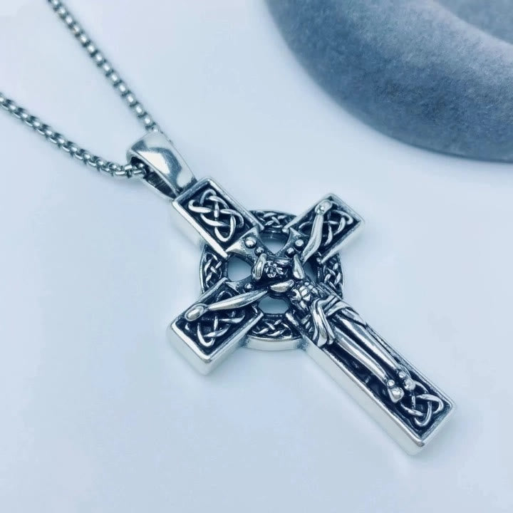 Ciondolo Croce Celtica del Fede Eterna: Cristo sulla Croce