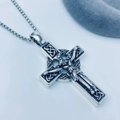 Ciondolo Croce Celtica del Fede Eterna: Cristo sulla Croce