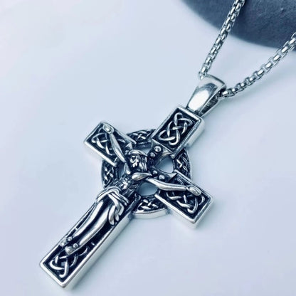 Ciondolo Croce Celtica del Fede Eterna: Cristo sulla Croce