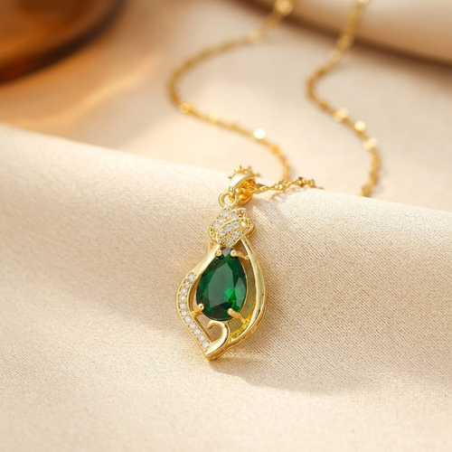 Collana con Pendente a Goccia in Oro e Smeraldo