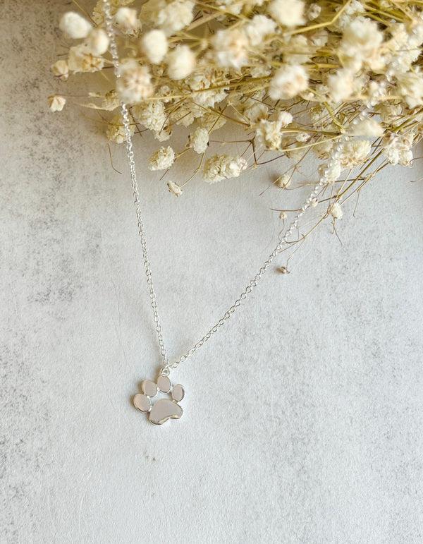 Collana con Ciondolo Zampa in Argento 925 – Semplice ed Elegante