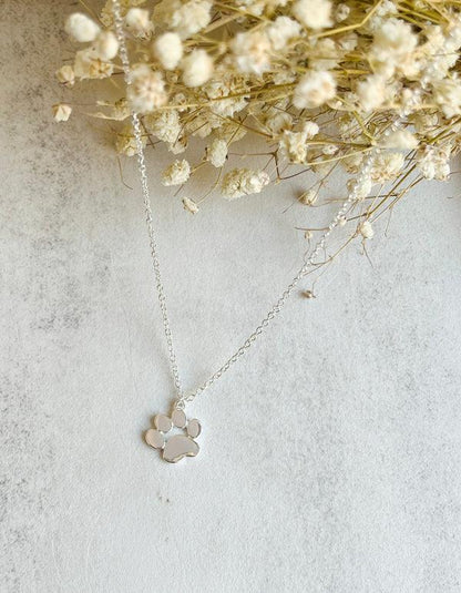 Collana con Ciondolo Zampa in Argento 925 – Semplice ed Elegante