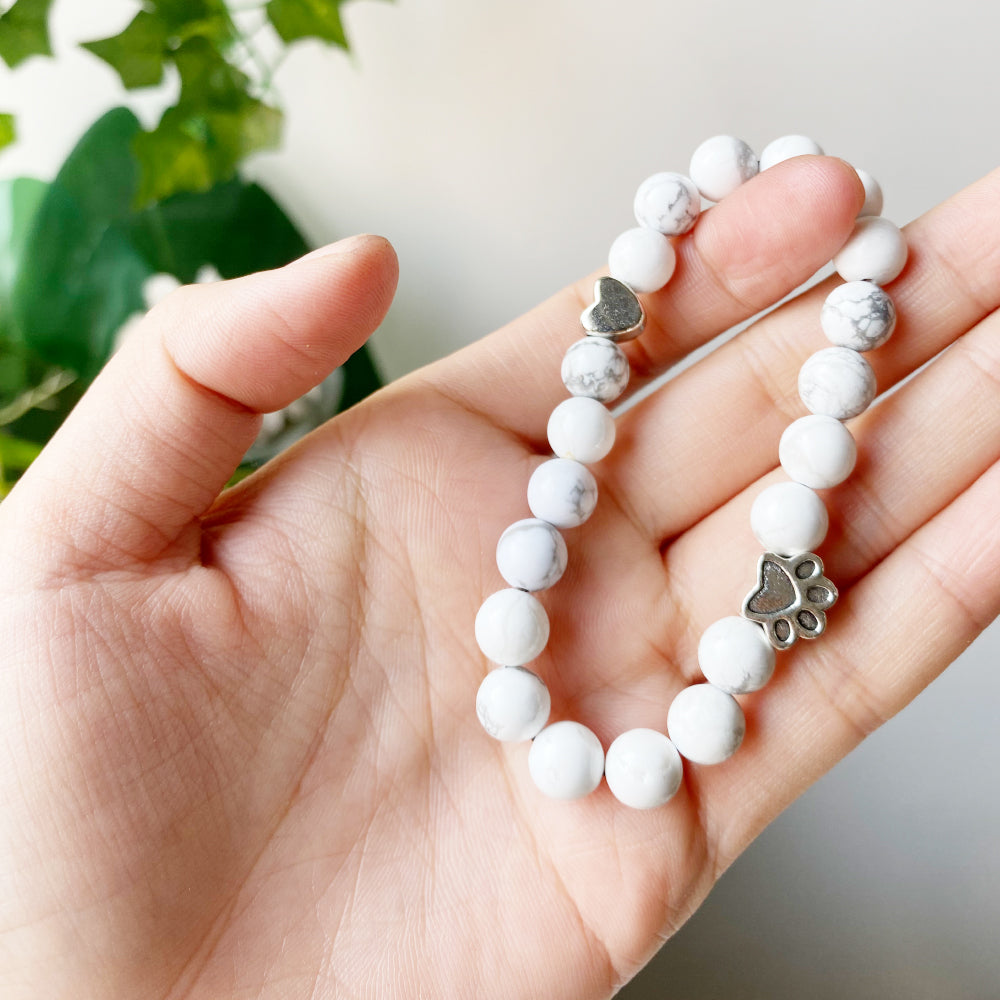 Bracciale Elastico in Pietra Bianca con Charm Zampa e Cuore