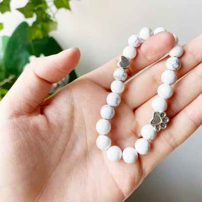Bracciale Elastico in Pietra Bianca con Charm Zampa e Cuore