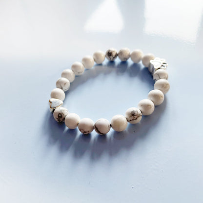 Bracciale Elastico in Pietra Bianca con Charm Zampa e Cuore