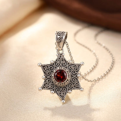 Collana con pendente a stella in argento e rubino