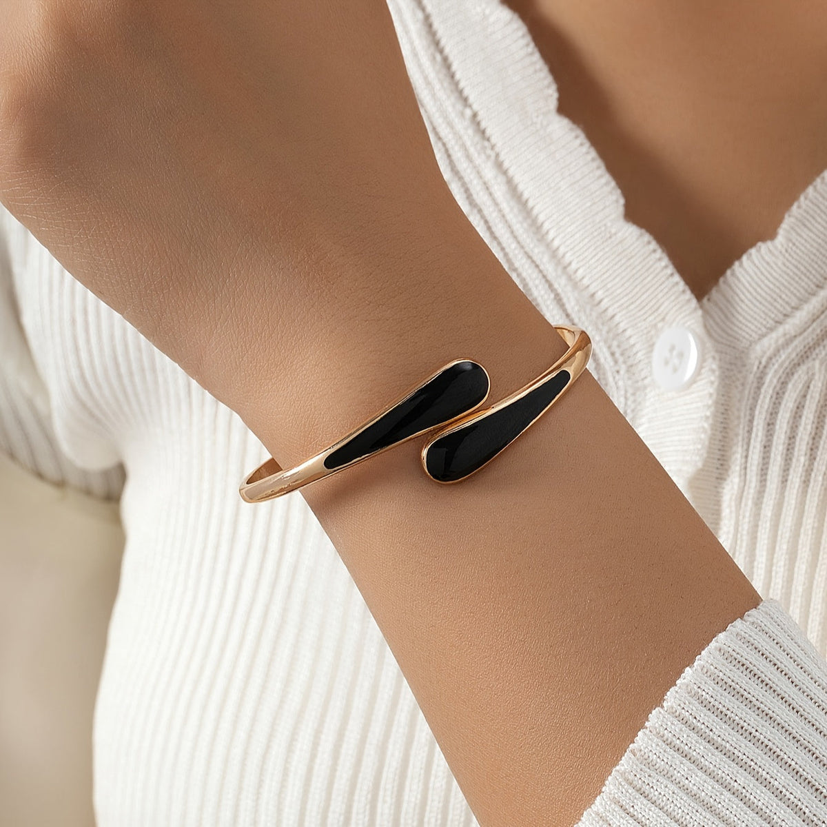 Bracciale Elegante in Smalto e Oro