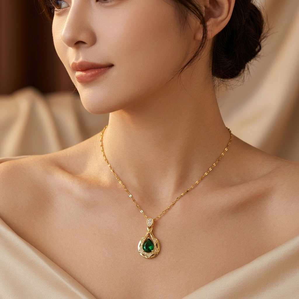 Collana con Pendente a Goccia in Oro e Smeraldo