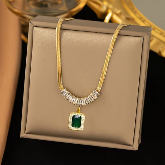 Collana Regalia Prism | Dorata con Pendente Verde Smeraldo