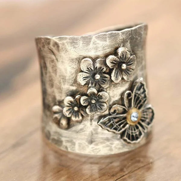 Anello a Fascia Larga con Fiori e Farfalla – Argento Anticato