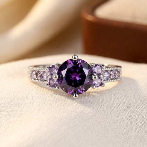 Anello in argento con pietra laterale in ametista