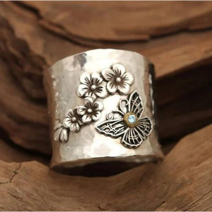 Anello a Fascia Larga con Fiori e Farfalla – Argento Anticato