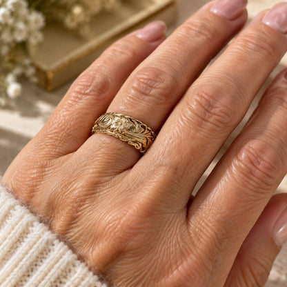Anello Stile Antico a Fiori – Fascia Color Oro Lavorata