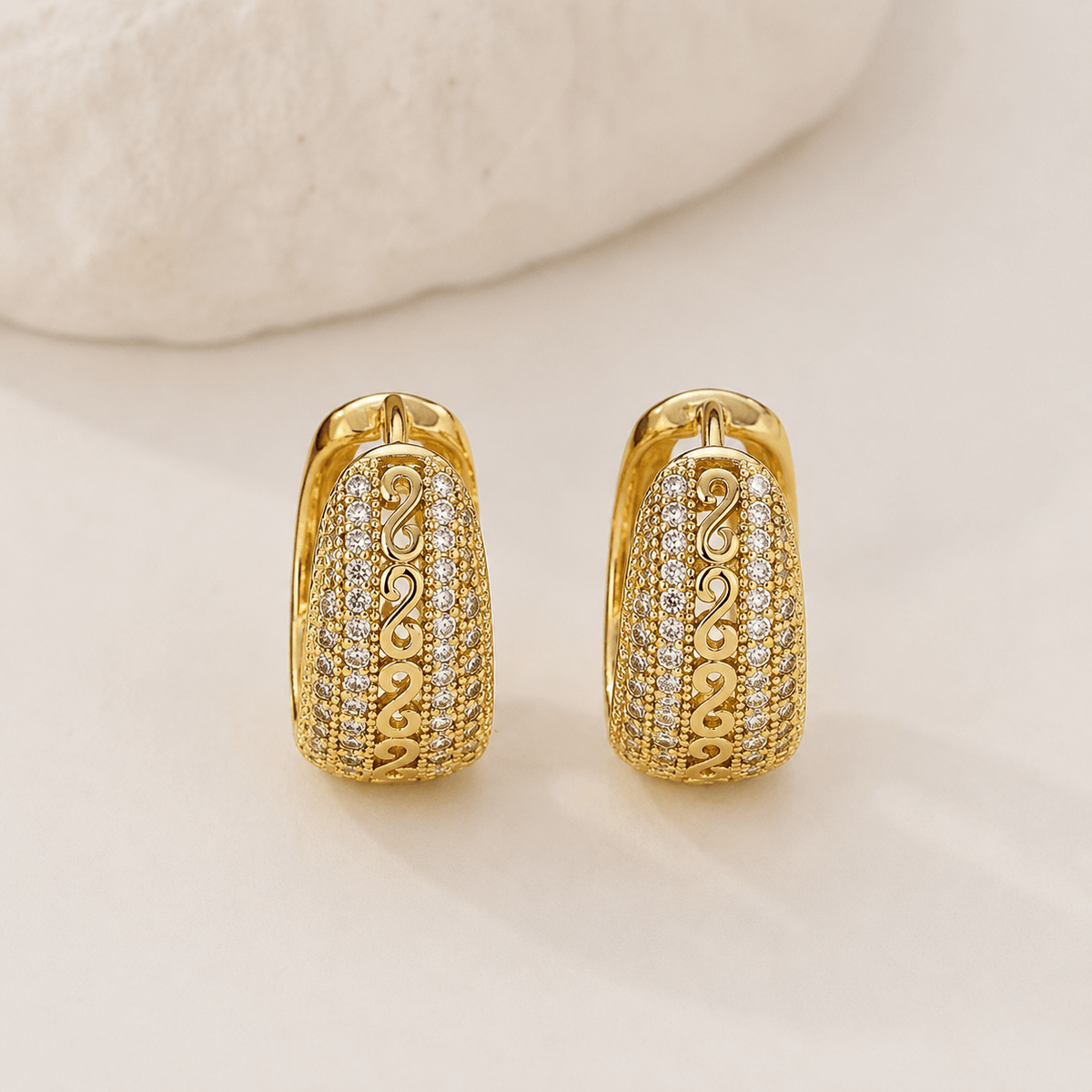Orecchini Huggie con Strass e Dettaglio a Catena | Placcati Oro