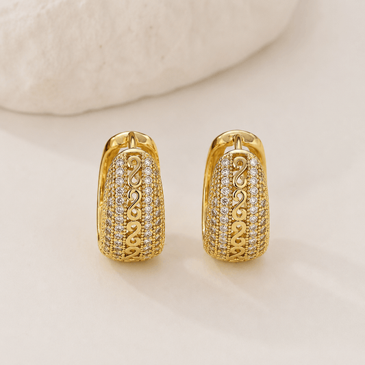 Orecchini Huggie con Strass e Dettaglio a Catena | Placcati Oro