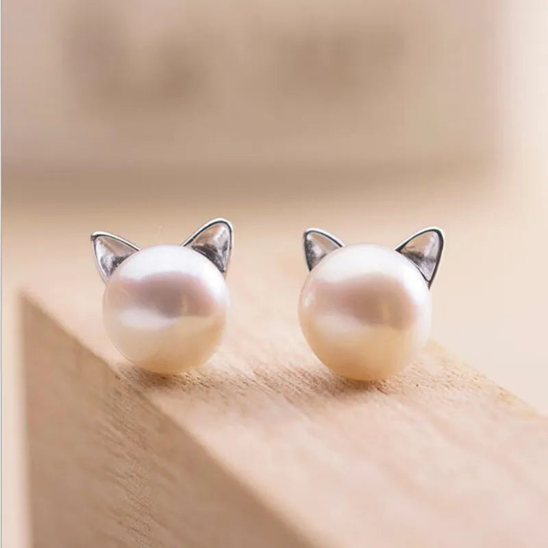 Orecchini a Perno a Forma di Gatto con Perla – Argento Sterling 925