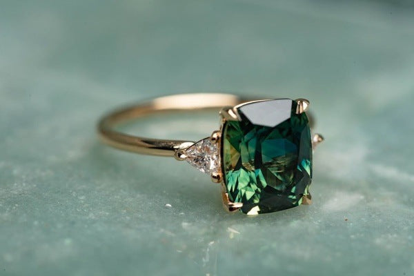 Anello in Gemma Verde Ispirato al Vintage | Oro