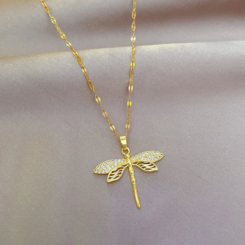 Collana Libellula con Zirconi – Color Oro, Simbolo di Rinascita