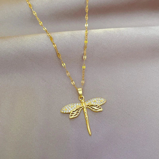 Collana Libellula con Zirconi – Color Oro, Simbolo di Rinascita