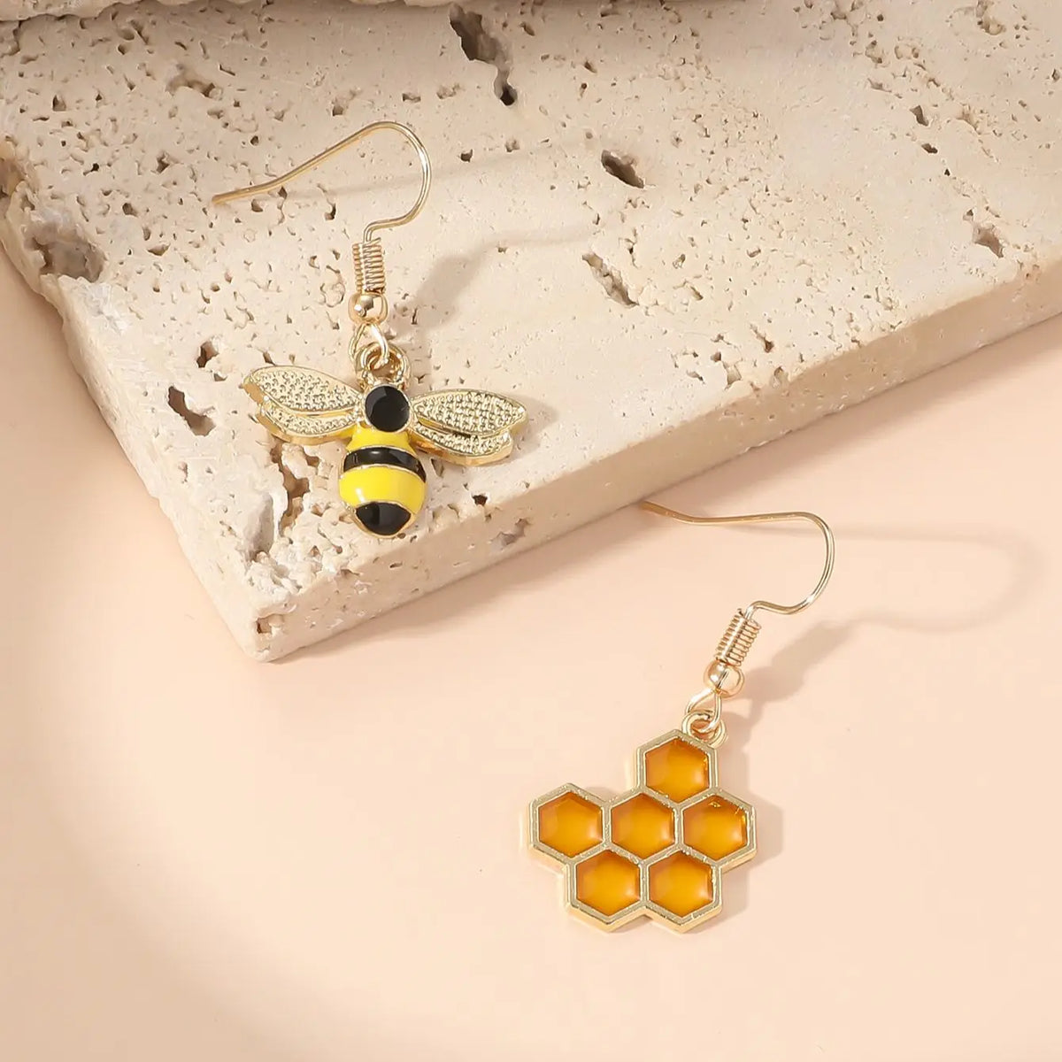 Orecchini Pendenti Nido d’Api e Ape – Color Oro